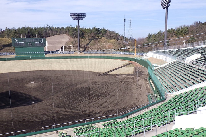 びんご運動公園野球場壁面緩衝材改修工事